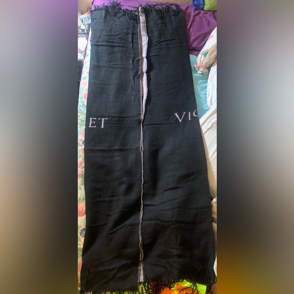 Victoria's Secret Black & Pink Fringed
Soft Acrylic Throw Blanket - Picture 4 of 7